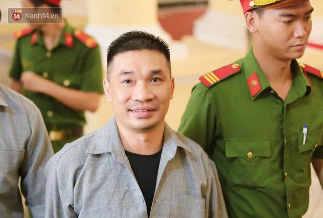 Văn Kính Dương, Ngọc Miu tươi cười khi đến tòa sơ thẩm sáng nay-2