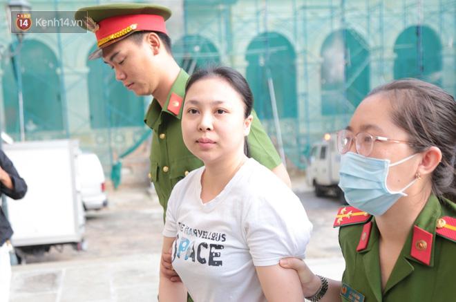 Văn Kính Dương, Ngọc Miu tươi cười khi đến tòa sơ thẩm sáng nay-3