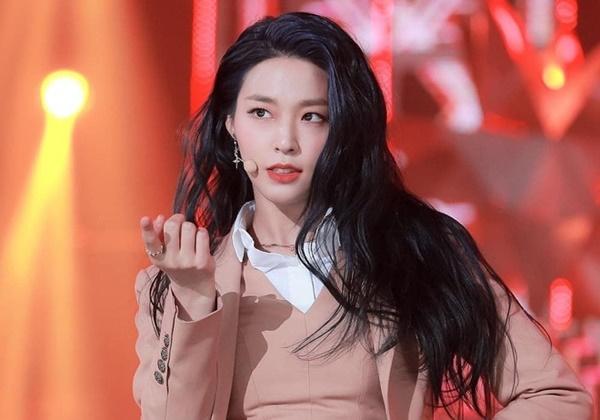 Nữ thần Kpop Seolhyun bị nghi hút thuốc, chửi thề-1