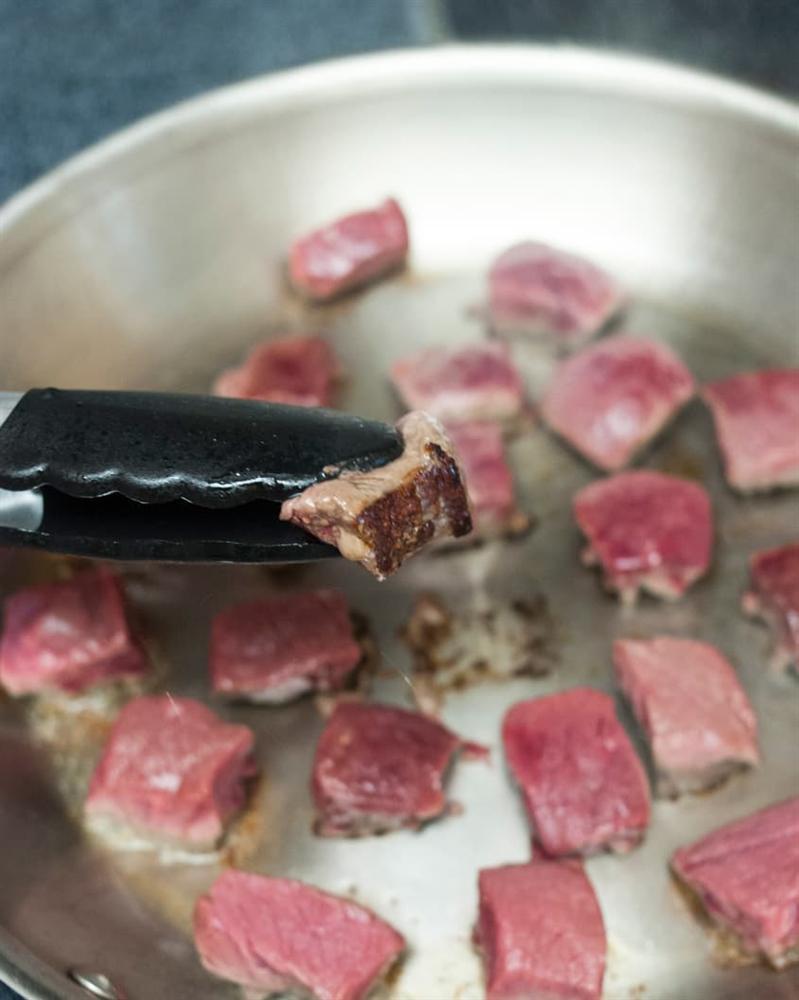 Chỉ nhờ thứ này, nướng thịt tẹt ga trên chảo không lo bị khô, cả nhà gắp ăn không ngừng-5