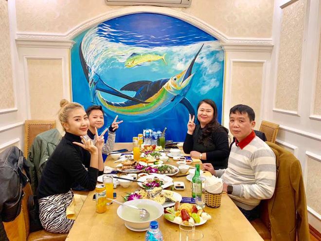 Khoe ảnh du lịch cùng gia đình, ngoại hình bố ruột Quỳnh Anh Shyn chiếm spotlight-5