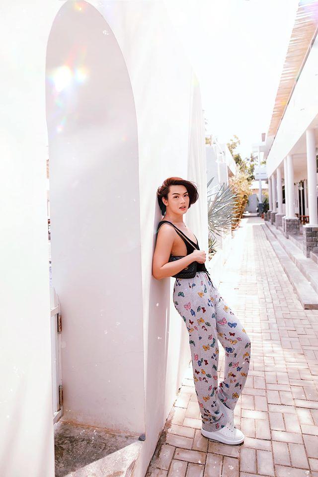 Đào Bá Lộc lên đồ nữ tính, mát mẻ - Chi Pu dát cả cây hàng hiệu hơn 200 triệu đồng-1