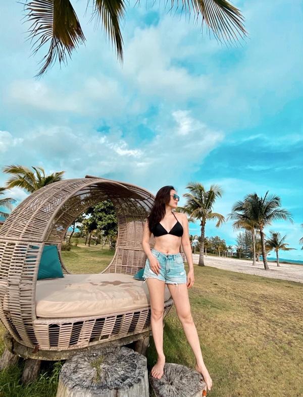 Mở đầu tin sao Việt là hình ảnh Bảo Thy chia sẻ trên trang cá nhân. Khoe cơ thể nuột nà trong bộ bikini, nữ ca sĩ gián tiếp phủ nhận tin đồn bầu bí. Trước đó, Bảo Thy lộ vòng eo to tướng trong một khoảnh khắc ôm ấp thú cưng. Tuy nhiên, Bảo Thy khẳng định với 2Sao.vn rằng chiếc áo gây hiểu lầm, khi nào có tin vui thì cô sẽ chủ động chia sẻ với khán giả.