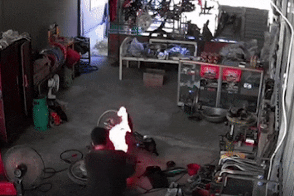 Clip: Tài xế say rượu ngứa mồm cà khịa Mercedes, ai dè gặp đúng bố và ông nội-3