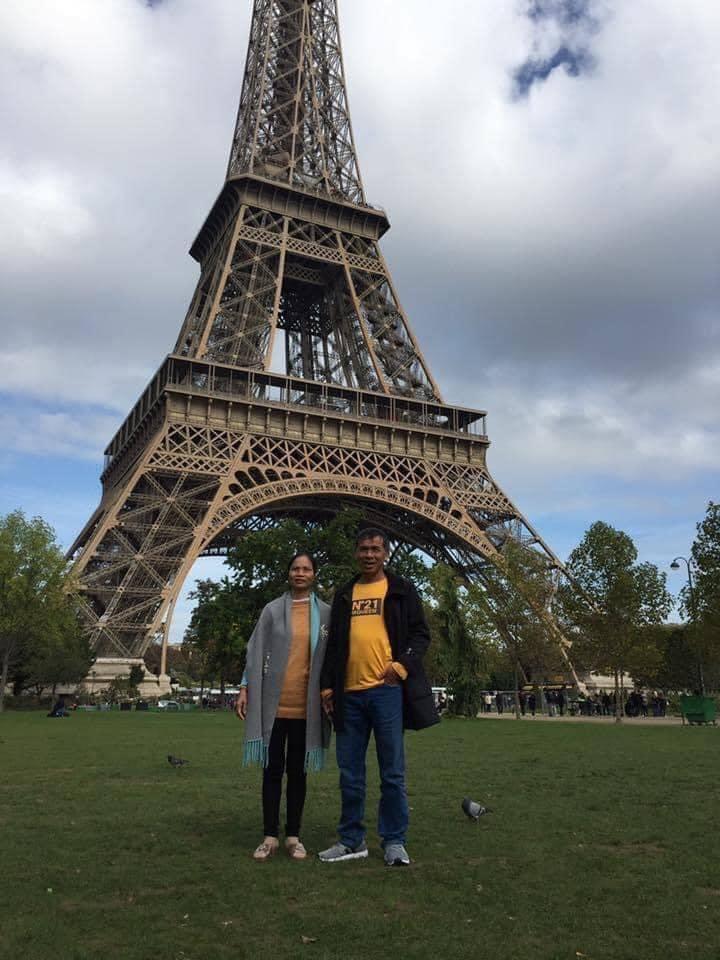 Ông chú tự tin vác điếu cày đến Paris, dưới chân tháp Eiffel bắn thuốc lào sòng sọc-1