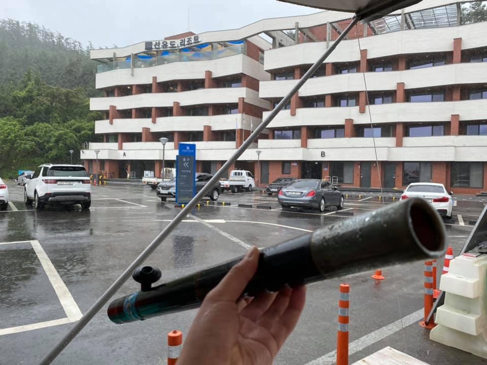 Ông chú tự tin vác điếu cày đến Paris, dưới chân tháp Eiffel bắn thuốc lào sòng sọc-3