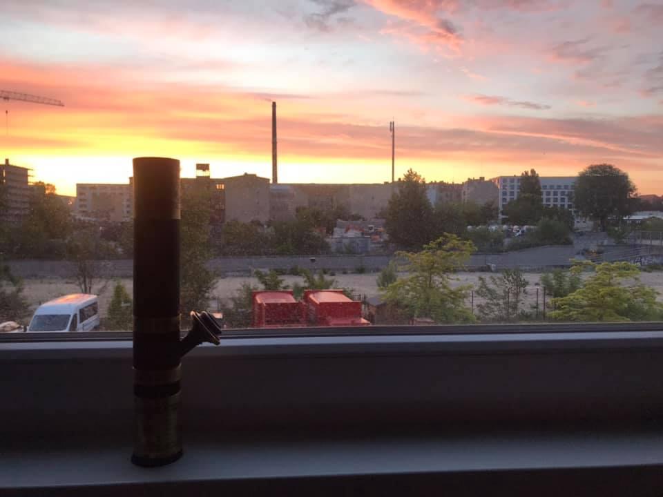 Ông chú tự tin vác điếu cày đến Paris, dưới chân tháp Eiffel bắn thuốc lào sòng sọc-5