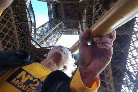Ông chú tự tin vác điếu cày đến Paris, dưới chân tháp Eiffel 'bắn' thuốc lào sòng sọc
