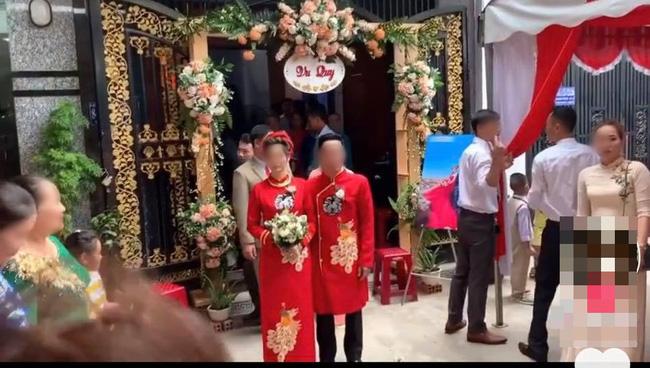 Màn rước dâu hiếm có: Mẹ chồng dắt tay con dâu đi thẳng sang nhà hàng xóm đối diện làm ai nhìn cũng thèm muốn-1