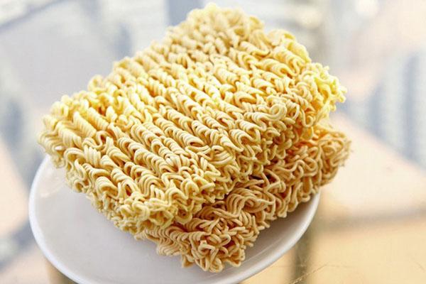 Nấu mì tôm, đừng cho luôn vào nồi, thêm một bước nữa mì vừa ngon lại đỡ hại sức khỏe-5