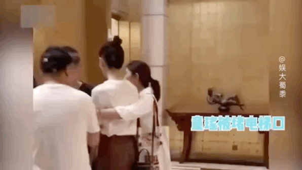 Sao nữ Như Ý truyện bị vài người đàn ông chặn cửa đòi ôm-1