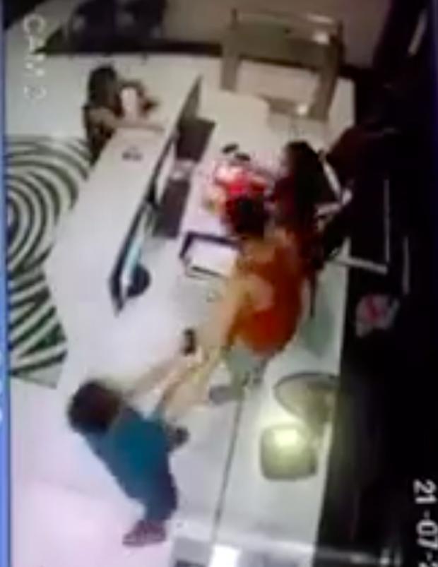 Hà Nội: Mâu thuẫn vì con quẹt thẻ thừa 6 lượt bơi, người bố tự xưng công an hùng hổ đánh mạnh vào đầu nữ nhân viên-1