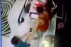 Hà Nội: Mâu thuẫn vì con quẹt thẻ thừa 6 lượt bơi, người bố tự xưng công an hùng hổ đánh mạnh vào đầu nữ nhân viên