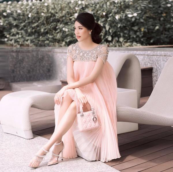 Mặc nguy hại, Hồ Ngọc Hà và loạt người đẹp vẫn ung dung đi giày cao gót khi mang thai-8