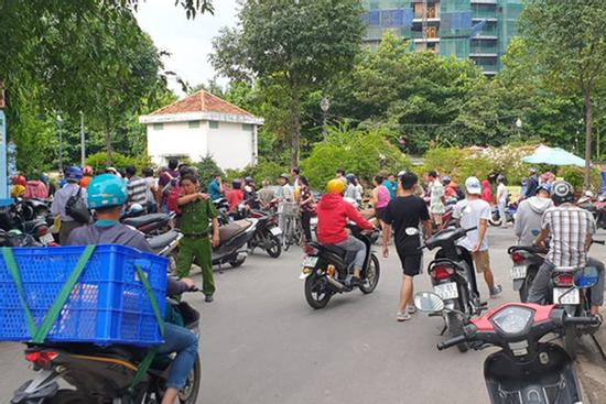 Gục chết ở vỉa hè TP.HCM với con dao găm trên ngực