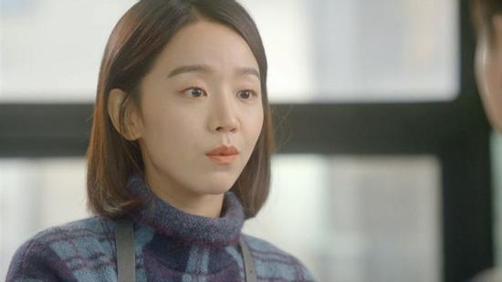 Nép bên góc tường, tôi vô tình nghe được chồng muốn gửi mẹ tiền vì vợ tiêu hoang