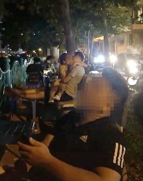 Bất chấp phố xá đông đúc, cặp đôi hôn nhau như nuốt lưỡi ở hồ Tây-1