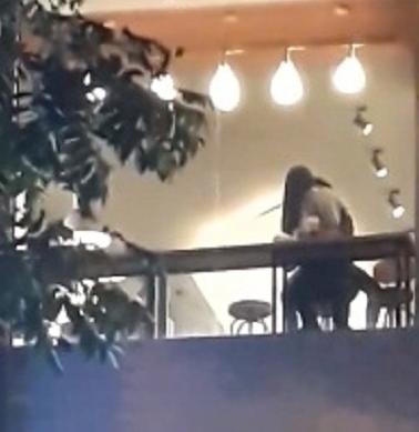 Bất chấp phố xá đông đúc, cặp đôi hôn nhau như nuốt lưỡi ở hồ Tây-5