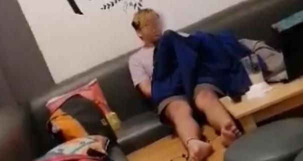 Bất chấp phố xá đông đúc, cặp đôi hôn nhau như nuốt lưỡi ở hồ Tây-6