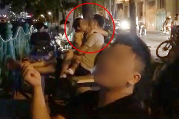 Cặp đôi bị bạn bè quay lén hôn nhau như chốn không người trong lớp học-8