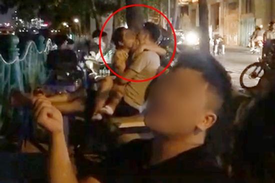 Bất chấp phố xá đông đúc, cặp đôi hôn nhau như nuốt lưỡi ở hồ Tây