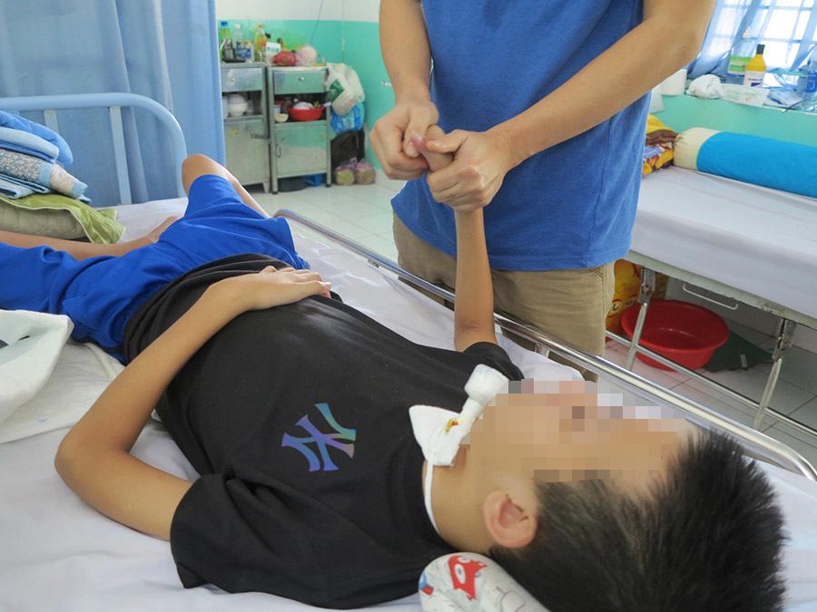 Đá bóng bị ngã, cậu bé 12 tuổi ở Đồng Nai bị liệt tứ chi-1
