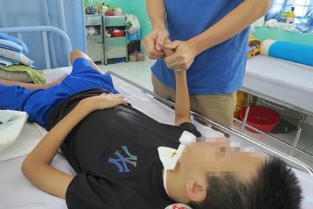 Đá bóng bị ngã, cậu bé 12 tuổi ở Đồng Nai bị liệt tứ chi