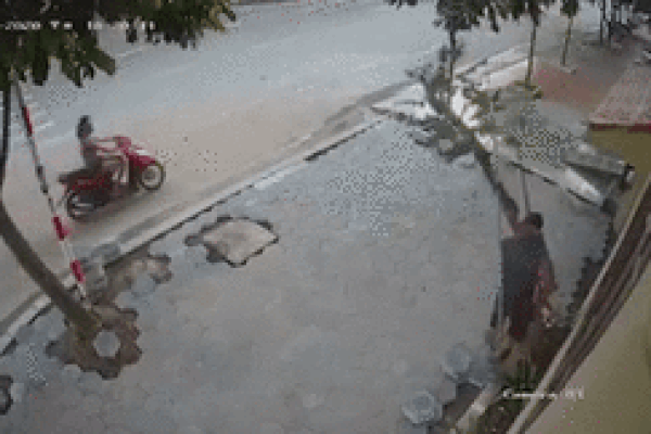 Hà Nội: Một phụ nữ bị hai tên cướp giật điện thoại kéo lê dưới đường giữa ban ngày-2