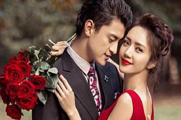 Tận tình che ô cho bạn gái rửa bát, thanh niên tưởng được khen ai ngờ bị mắng sấp mặt-4