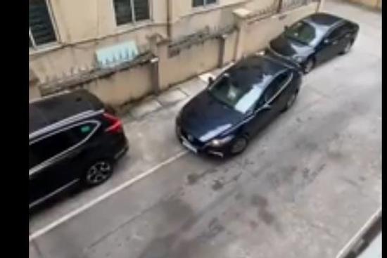 Tranh cãi đau đầu với pha xử lý 'xuống lòng đất' của tài xế chắc vừa lấy bằng lái