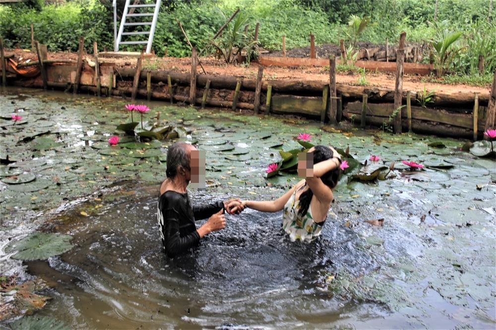 Nghệ nhân đàn tranh nổi tiếng Việt Nam nhiều lần ôm ấp, tiếp xúc cơ thể học viên-3