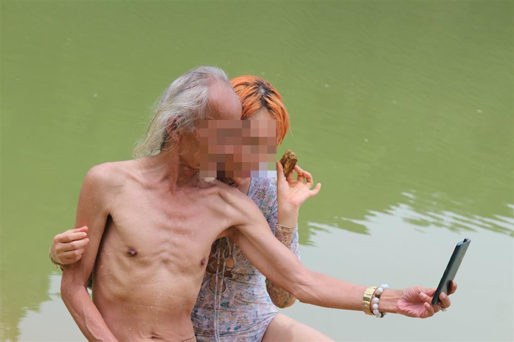 Nghệ nhân đàn tranh nổi tiếng Việt Nam nhiều lần ôm ấp, tiếp xúc cơ thể học viên-10