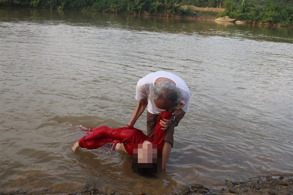 Nghệ nhân đàn tranh nổi tiếng Việt Nam nhiều lần ôm ấp, tiếp xúc cơ thể học viên-8