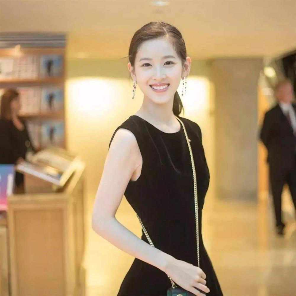 Chỉ là đi chơi, hot girl trà sữa Chương Trạch Thiên được chồng tỷ phú thuê hẳn vệ sĩ hộ tống-1