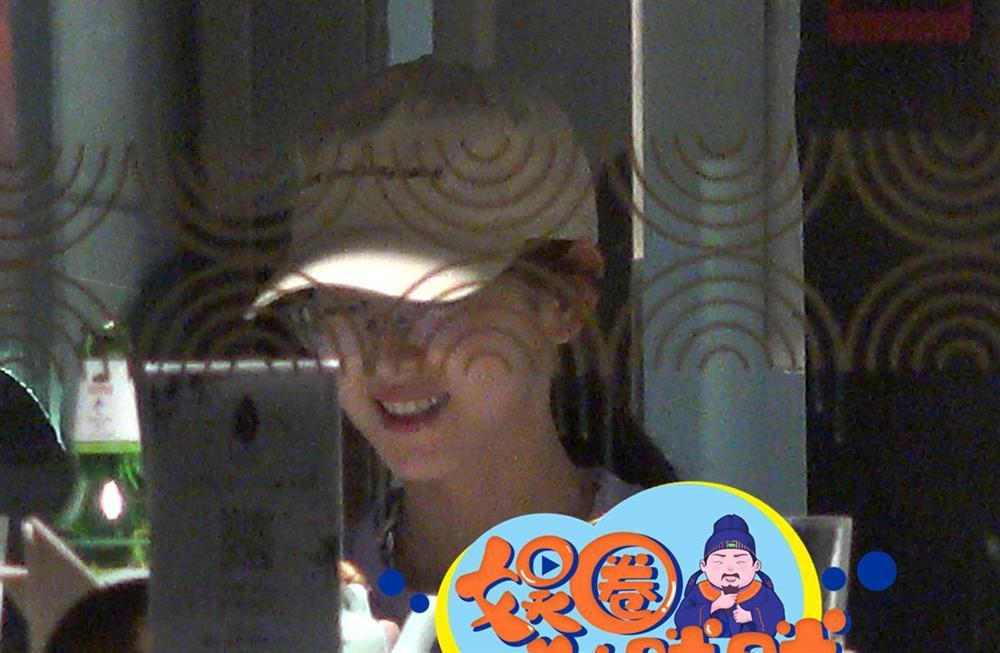 Chỉ là đi chơi, hot girl trà sữa Chương Trạch Thiên được chồng tỷ phú thuê hẳn vệ sĩ hộ tống-4