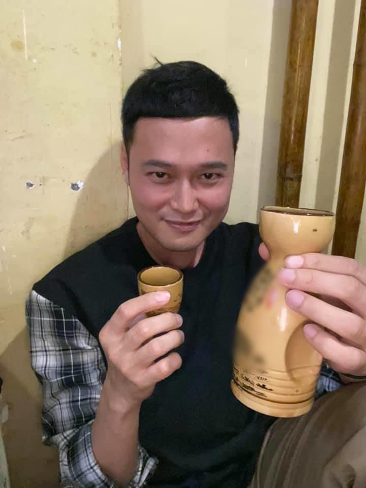 Quang Vinh gây ngỡ ngàng với hình ảnh phê pha rượu chè
