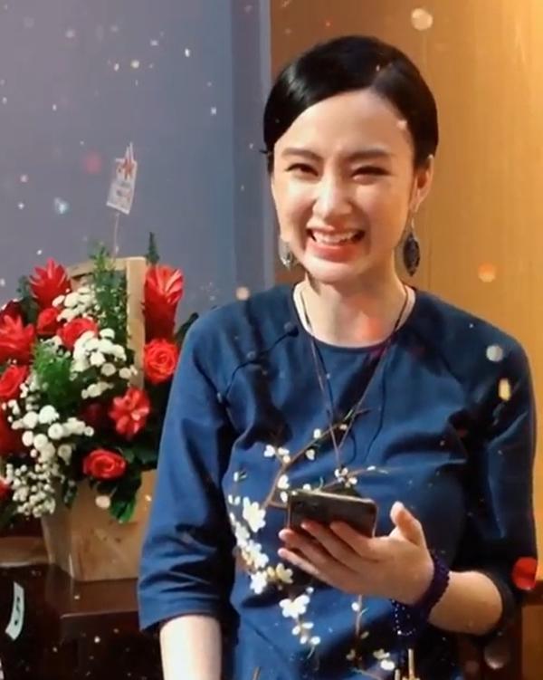 Angela Phương Trinh bất ngờ làm phục vụ quán ăn-2