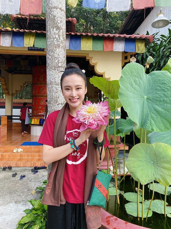 Angela Phương Trinh bất ngờ làm phục vụ quán ăn-5