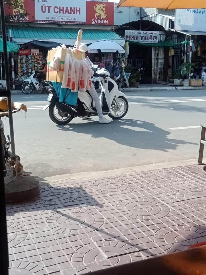 Thanh niên đi SH, mặc sang chảnh bán bánh mì dạo: Vui thôi chứ buôn bán gì tầm này-1