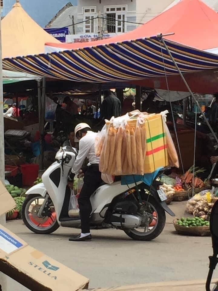 Thanh niên đi SH, mặc sang chảnh bán bánh mì dạo: Vui thôi chứ buôn bán gì tầm này-2