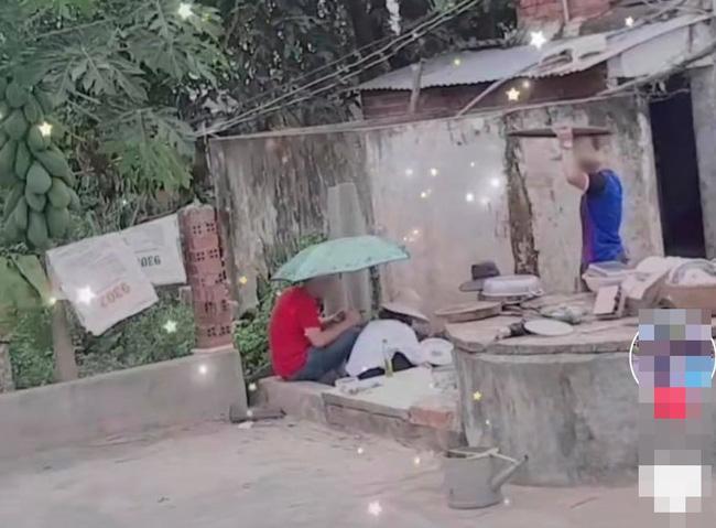 Tận tình che ô cho bạn gái rửa bát, thanh niên tưởng được khen ai ngờ bị mắng sấp mặt-1