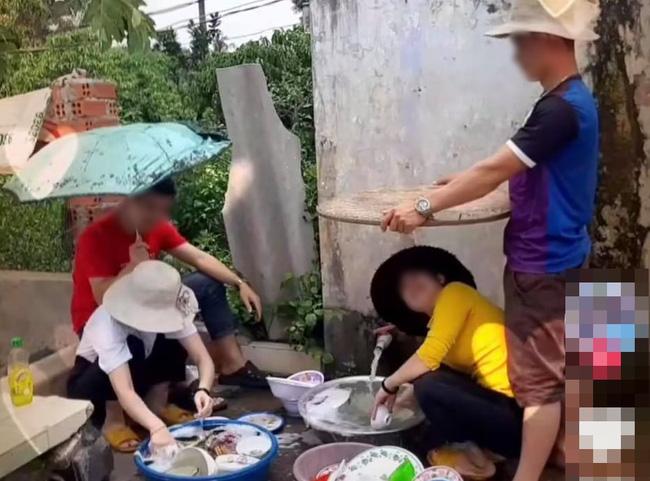 Tận tình che ô cho bạn gái rửa bát, thanh niên tưởng được khen ai ngờ bị mắng sấp mặt-3