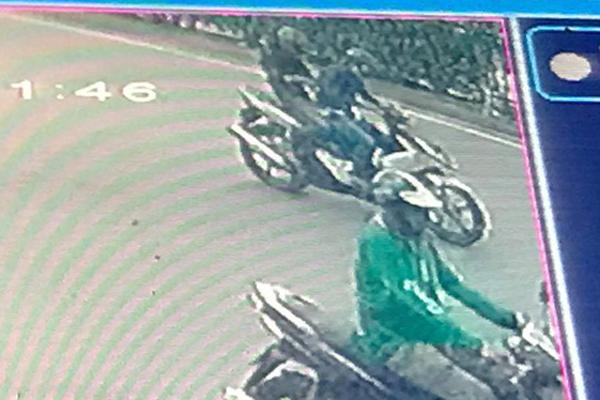 Hà Nội: Một phụ nữ bị hai tên cướp giật điện thoại kéo lê dưới đường giữa ban ngày-1