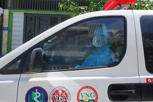 Đưa con rể và cháu ngoại bệnh nhân nghi mắc Covid-19 ở Đà Nẵng đi cách ly-2