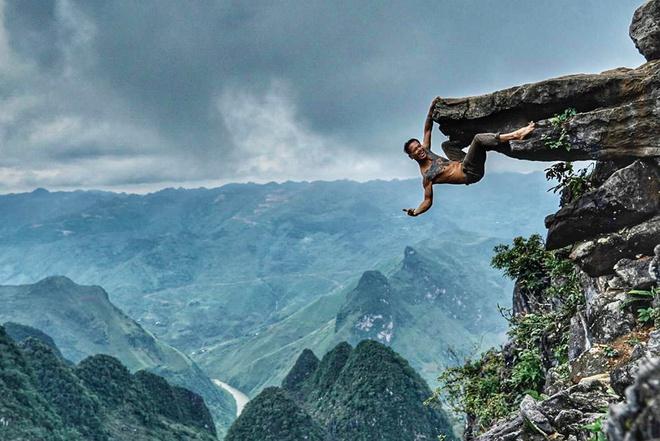 Nhiếp ảnh gia gây tranh cãi khi treo mình, check-in ở mỏm đá Hà Giang-1