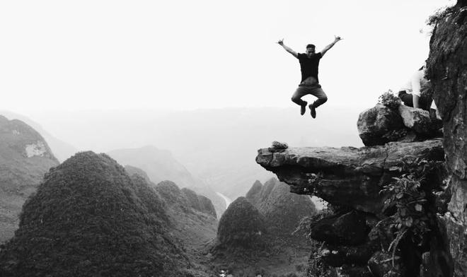 Nhiếp ảnh gia gây tranh cãi khi treo mình, check-in ở mỏm đá Hà Giang-2