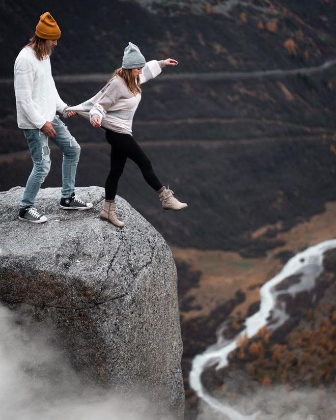 Nhiếp ảnh gia gây tranh cãi khi treo mình, check-in ở mỏm đá Hà Giang-3