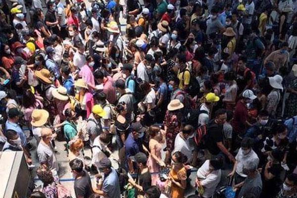 Người nhà chuyển đồ đạc cho bệnh nhân sau khi bệnh viện C Đà Nẵng bị phong tỏa vì ca nghi mắc Covid-19-20