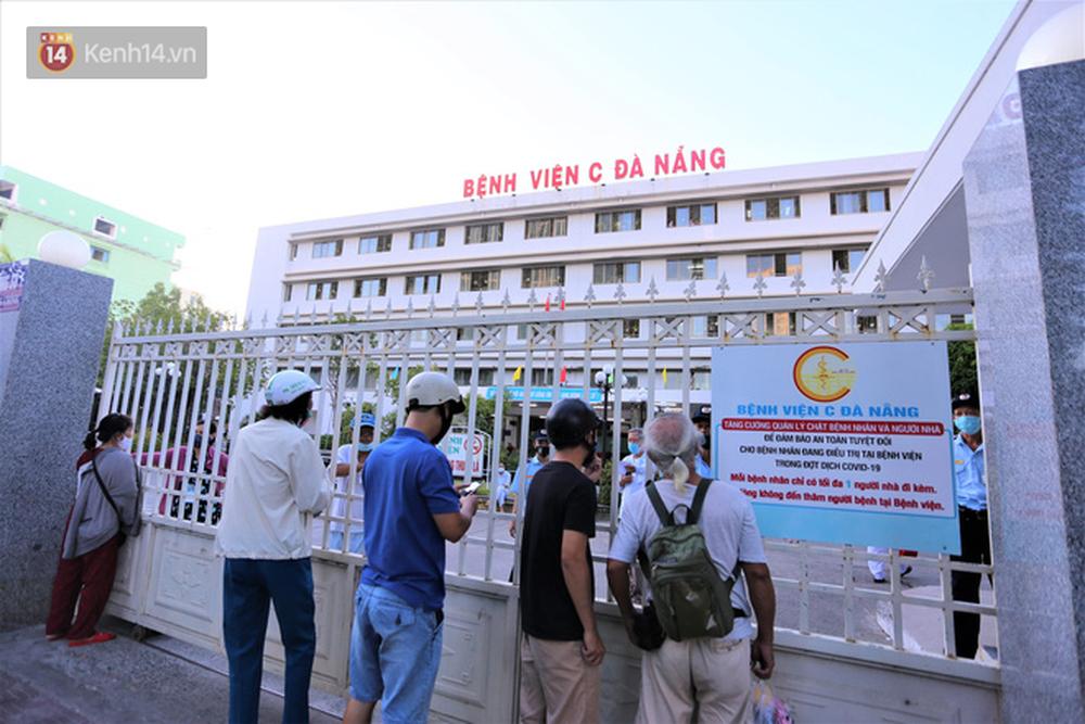 Người nhà chuyển đồ đạc cho bệnh nhân sau khi bệnh viện C Đà Nẵng bị phong tỏa vì ca nghi mắc Covid-19-1