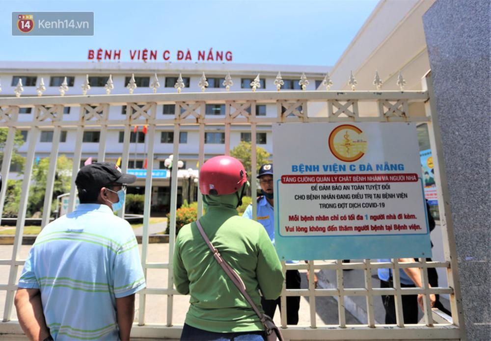 Người nhà chuyển đồ đạc cho bệnh nhân sau khi bệnh viện C Đà Nẵng bị phong tỏa vì ca nghi mắc Covid-19-2